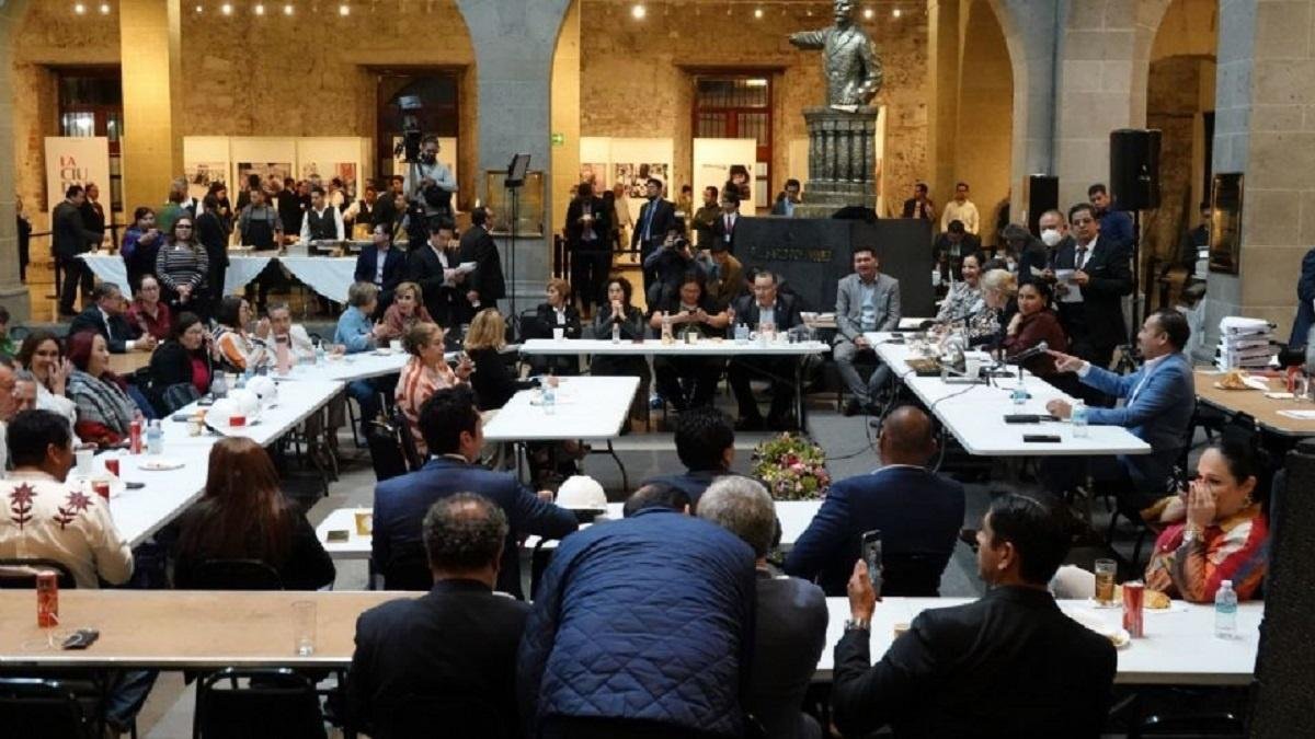 Facetas de México; A exigencia de López Obrador, senadores desaparecen al Conacyt, Financiera Rural y el INSABI; afectados: los pobres 