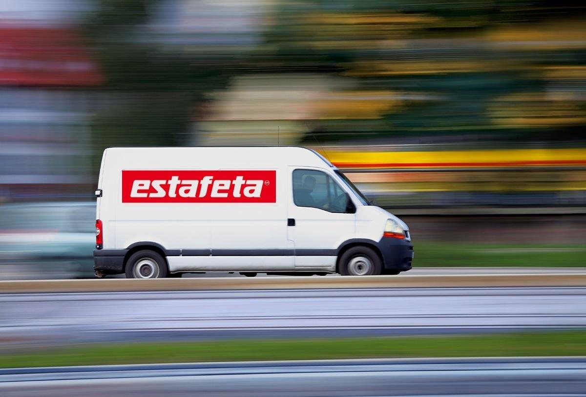 Recuperan camioneta de empresa de paquetería robada en zona oriente; hay un detenido