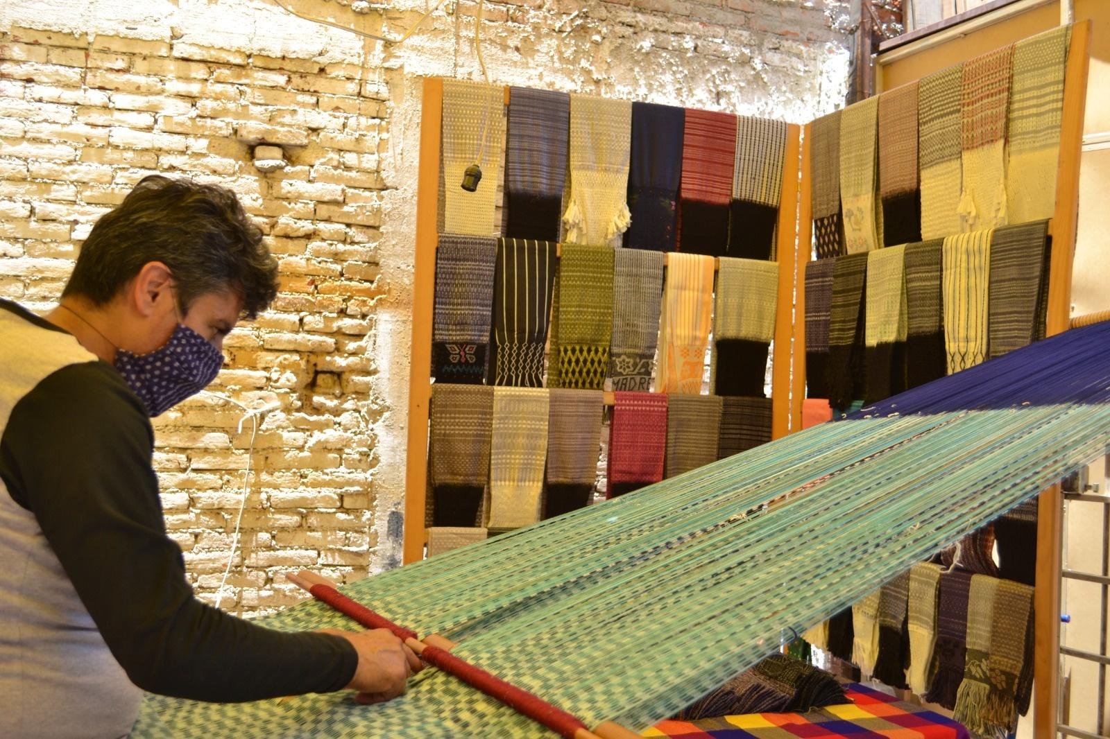 Artesanos mexiquenses utilizan técnicas ancestrales para elaborar textiles