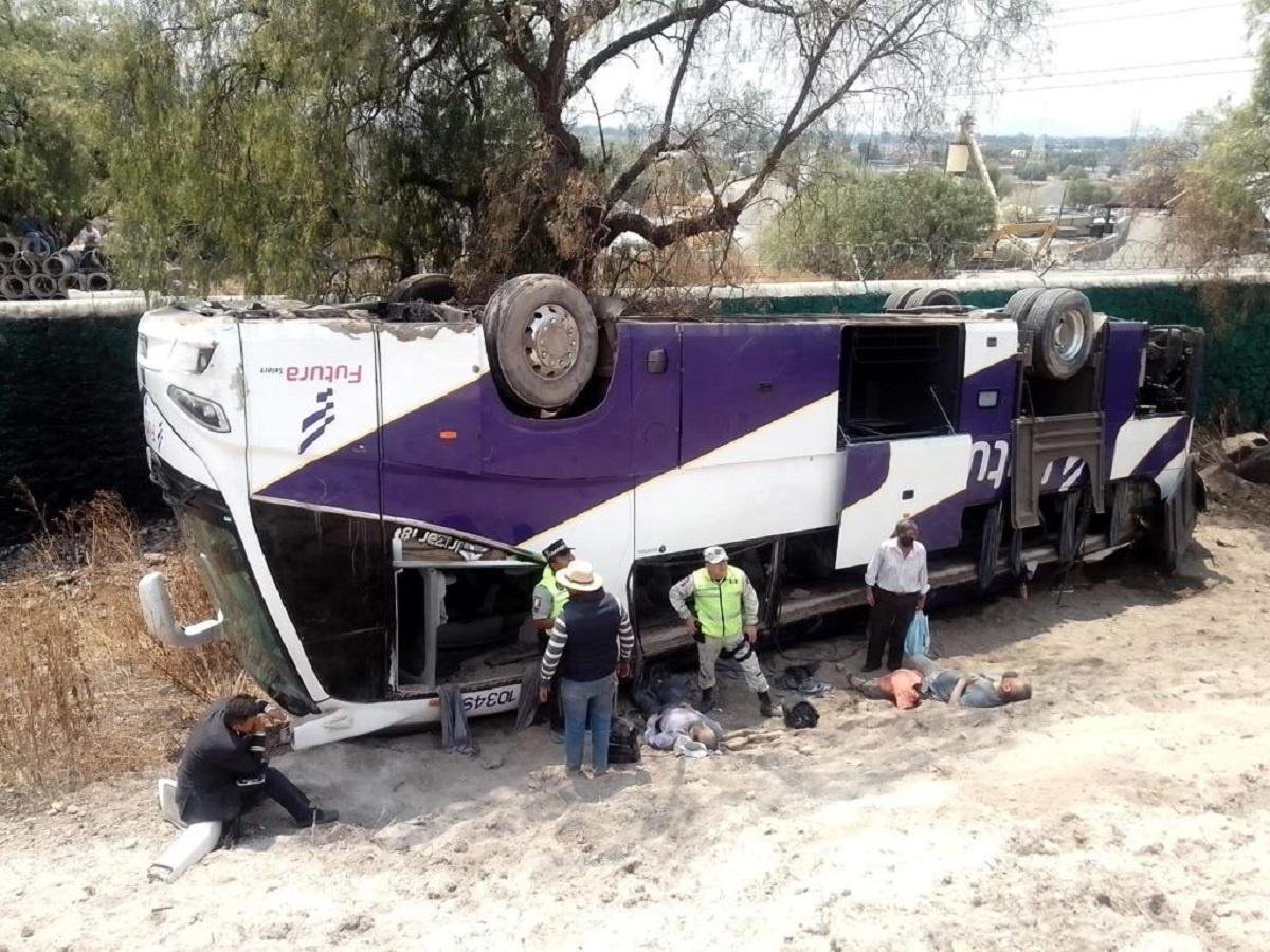 Volcadura de autobús deja más de 20 lesionados