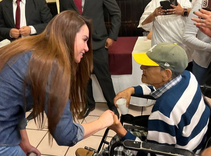 Esmeralda Vallejo entrega apoyos a personas vulnerables de Ecatepec