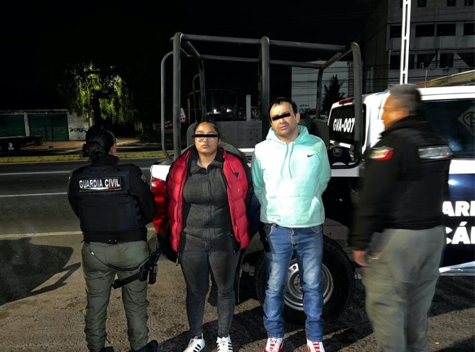 Detienen a pareja que transportaba 26 paquetes con aparente droga