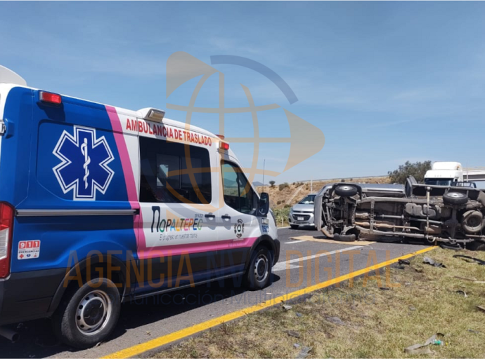 Vuelca camioneta que transportaba madera en la México-Tuxpan