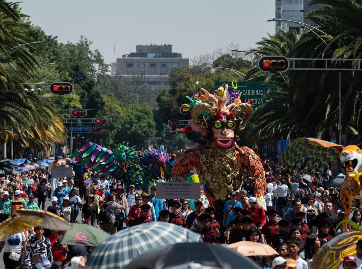 Desfile de alebrijes monumentales en la ciudad de México