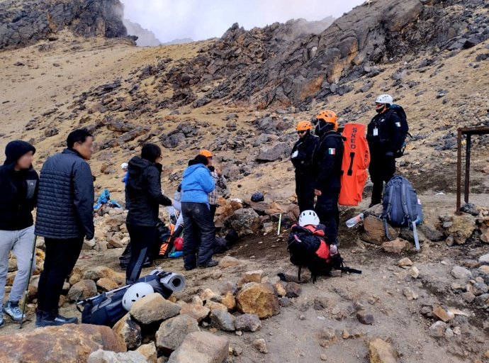 Rescatan en el volcan Iztaccíhuatl a dos personas que presentaban síntomas de hipotermia