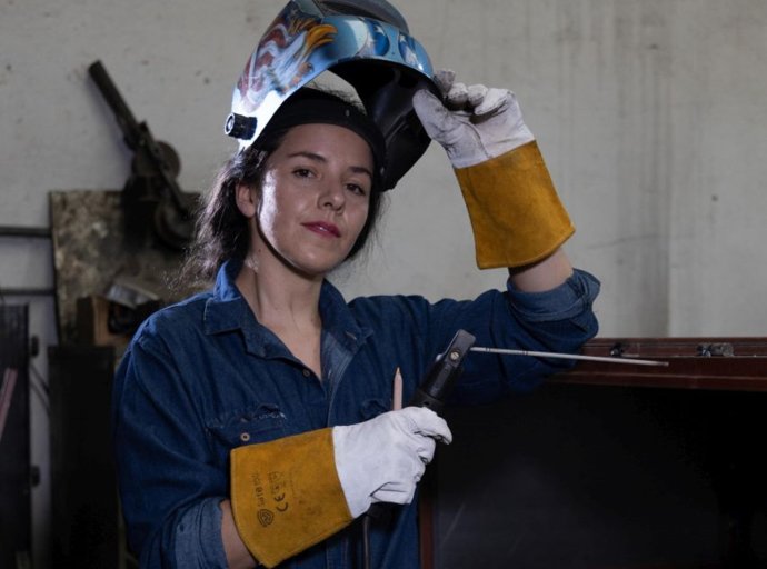 Adriana Corach, Pintora-Científica y Defensora del Arte Industrial, Impulsa Talleres de Herramientas para Mujeres
