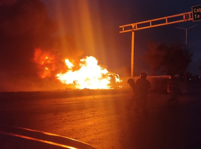 Accidente vial y fuego: Intervención eficaz de Policía y Bomberos en la Magdalena Panoaya