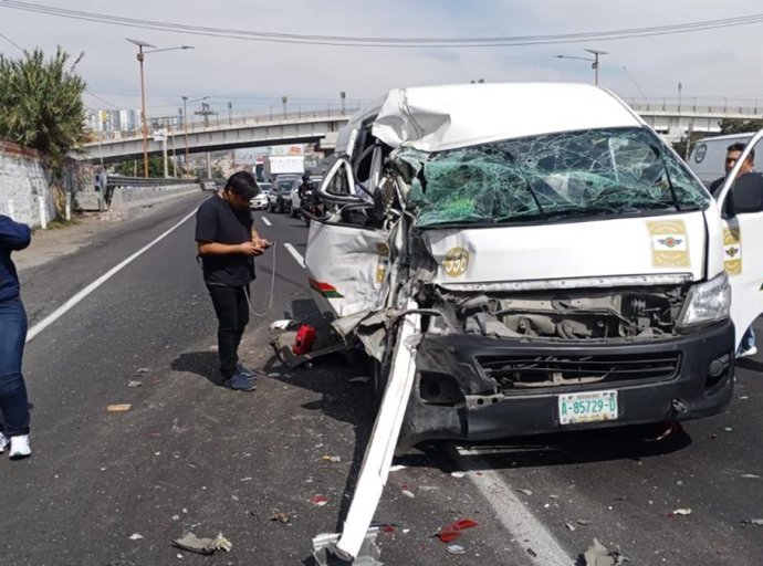 Emergencia en la Carretera: Choque entre Autobús y Camioneta en Dirección a Indios Verdes