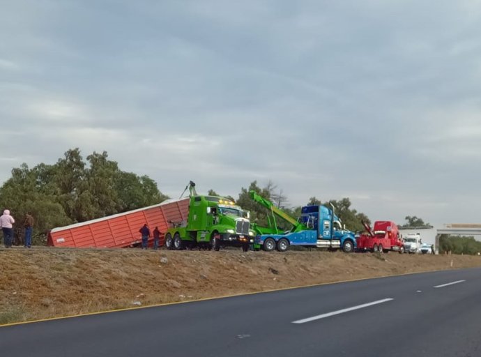 Volcadura de Tráiler Genera Caos Vehicular en Autopista México-Pirámides