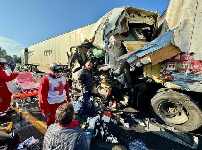 Choque entre tractocamiones por neblina en el CEM