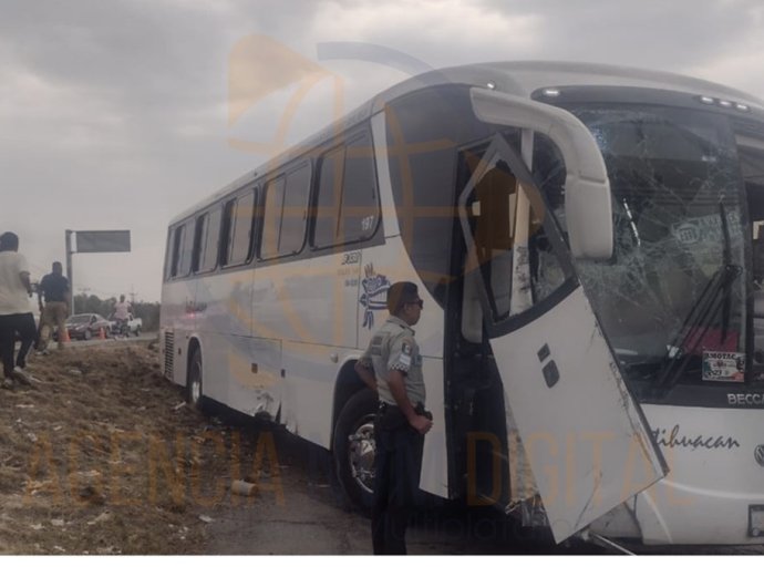 Accidente en Otumba; Autobús y Combi de Autobuses Teotihuacán Involucrados, Cinco Heridos