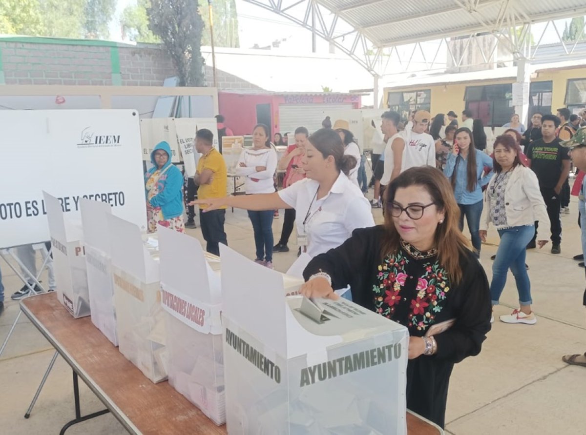 Blanca Osorio vota acompañada de aspirante a diputación local