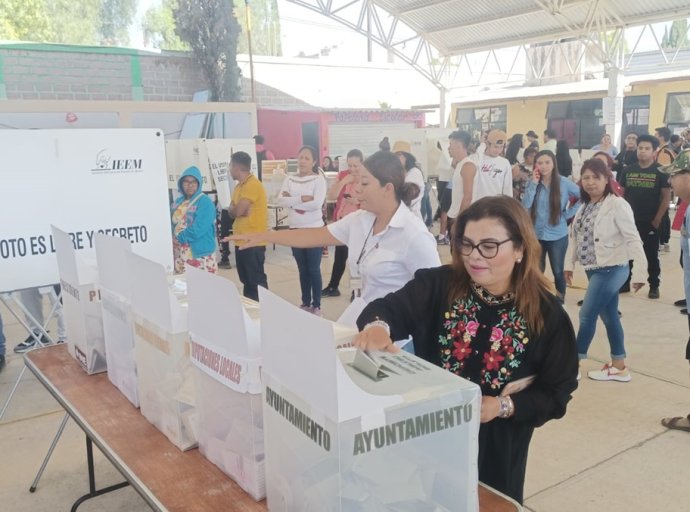 Blanca Osorio vota acompañada de aspirante a diputación local