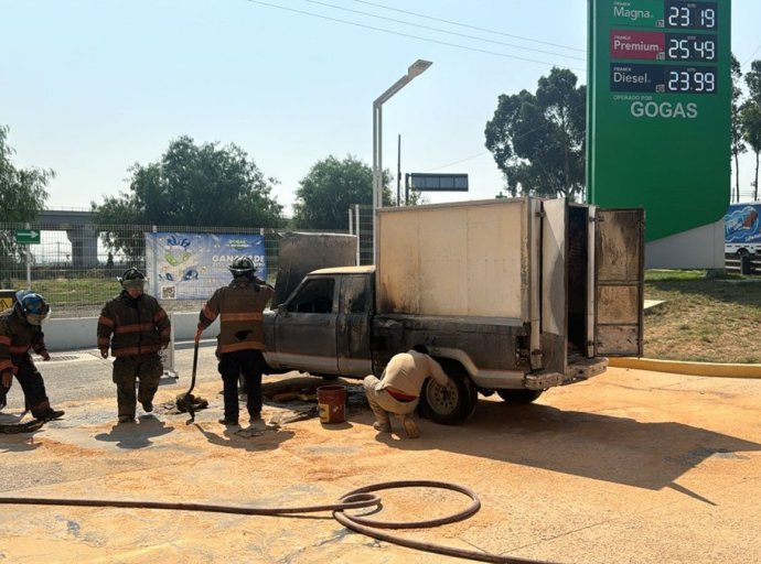 Incendio de camioneta en gasolinera de Ecatepec es controlado