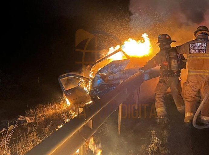 Vehículo Se Incendia Tras Choque en San Martín de las Pirámides