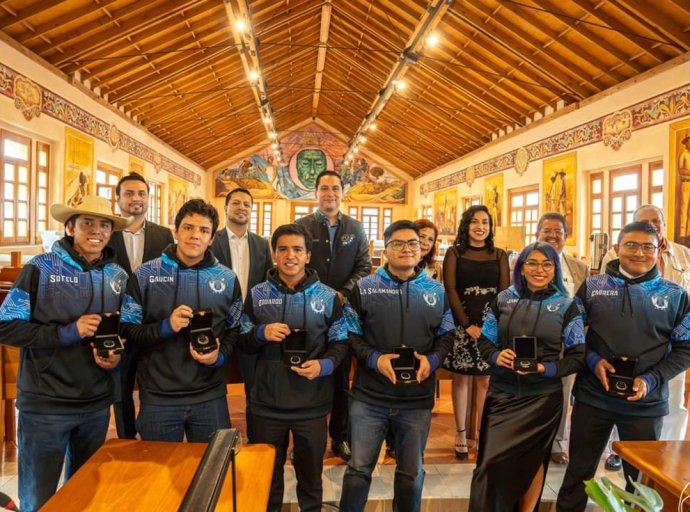 UACh premia a sus equipos académicos y técnicos por logros y servicios a la sociedad