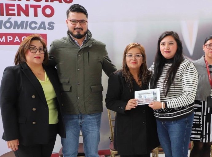 Autoridades de Tecámac entregan 300 licencias a nuevas unidades económicas