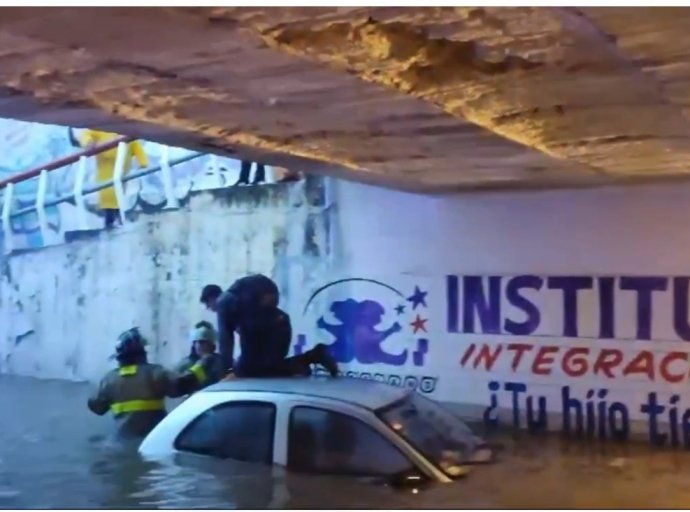 Bomberos de Tecámac rescatan a conductor varado en inundación en Santa Maria Ozumbilla