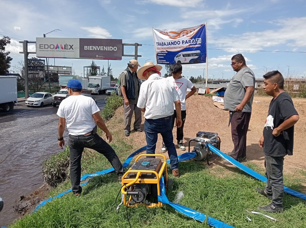 Inundaciones en Periférico Oriente: Transportistas Intervienen ante Inacción Gubernamental
