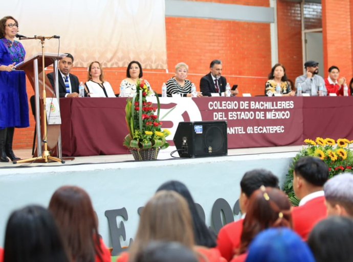 Azucena Cisneros Coss anuncia políticas de prevención en ceremonia del COBAEM Plantel N. 02