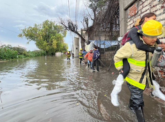 Intensas Lluvias Causan Desbordamiento del Canal Golondrinas en Tecámac