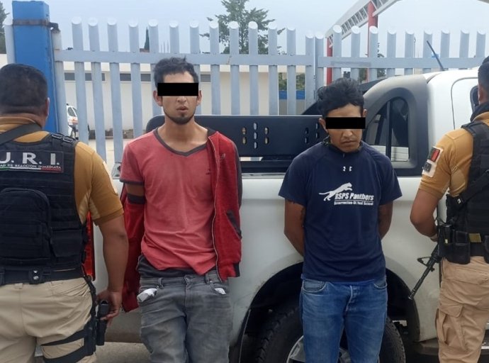 Policía Asegura a Dos Hombres con Arma y Navaja en San Sebastián Xolalpa
