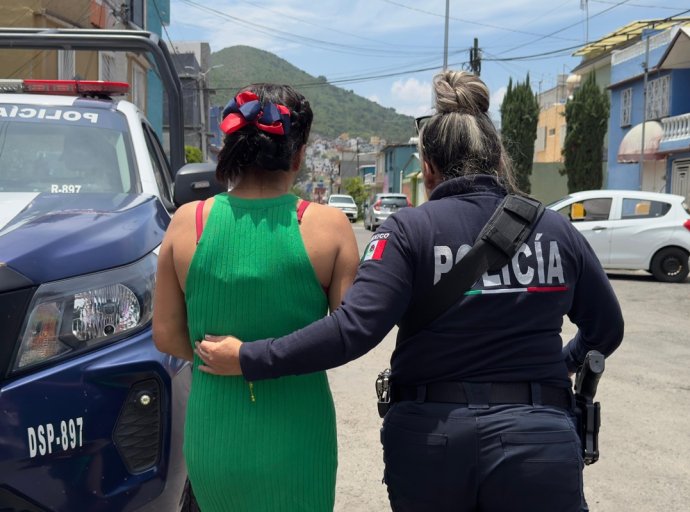Vecina graba a mujer golpeando a su hijo en Ecatepec; policía actúa y detiene a la agresora