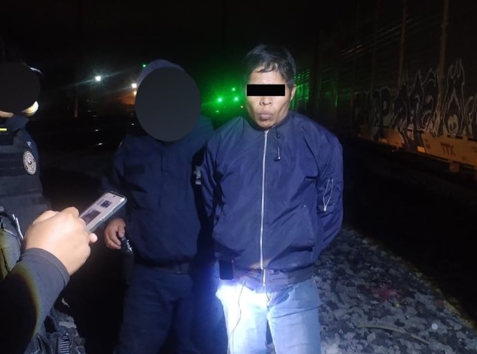 Detienen a hombre por presunto robo de piezas de tren