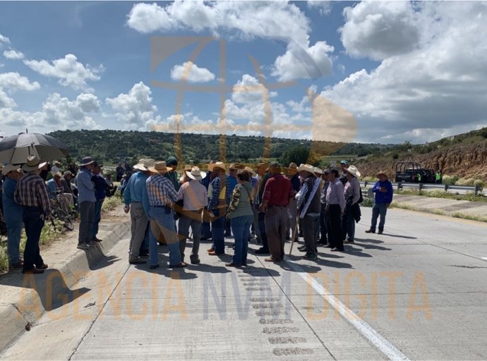 Comuneros Inician Bloqueo Indefinido en la Autopista Arco Norte