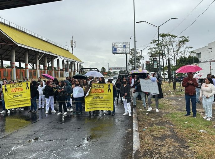 Personal del IMSS bloquea avenida en Ecatepec exigiendo justicia por enfermero asesinado