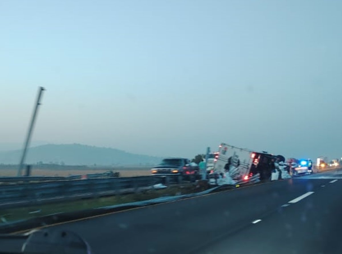 Roban carga de tráiler accidentado en la  México-Tulancingo