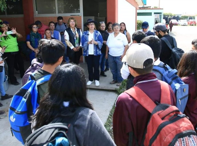 Azucena Cisneros inaugura baños secos ecológicos en la secundaria "Otilio Montaño"
