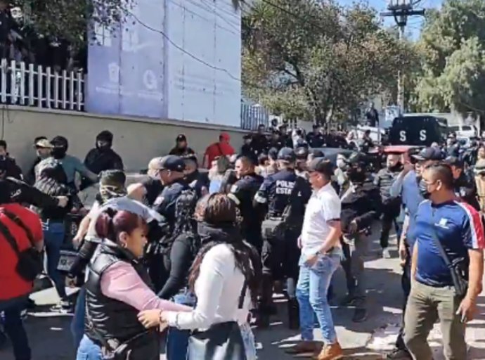 Separan de sus cargos a 15 policías tras riña en el Centro de Justicia de Ecatepec