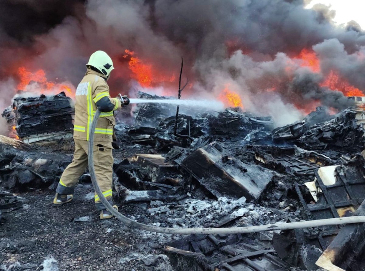 Controlan incendio en fábrica de desperdicios industriales en Chiconcuac