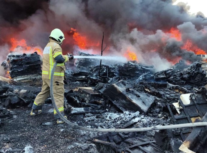 Controlan incendio en fábrica de desperdicios industriales en Chiconcuac