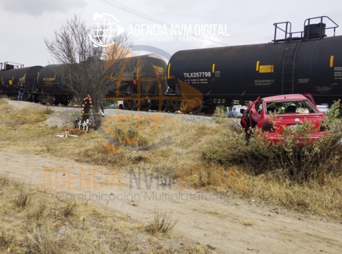 Fatal accidente en Nopaltepec: tren impacta automóvil, dejando dos muertos