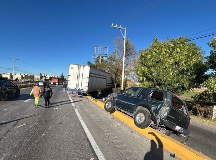 Accidente en la Carretera México-Zacatepec; Solo Daños Materiales