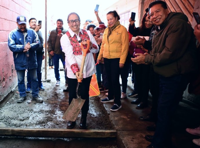Azucena Cisneros impulsa pavimentación en Ecatepec con participación vecinal