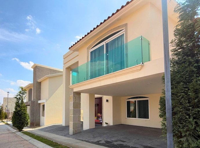 Catean casa de exalcaldesa y hallan documentos oficiales