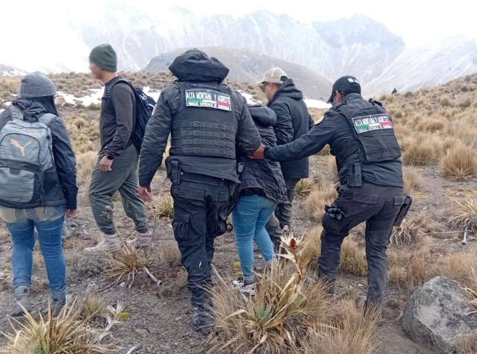 Auxilian a adolescente tras accidente en el Nevado de Toluca