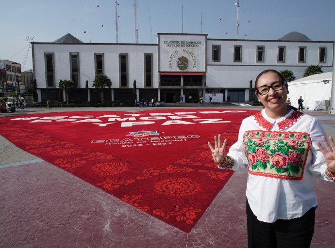 Elaboran artesanos tapete monumental en forma de corazón en Ecatepec