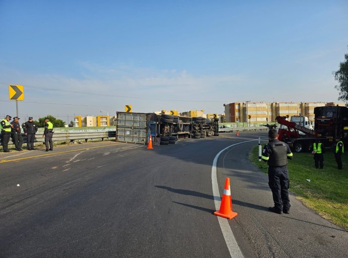 Atienden emergencia por tráiler volcado en Texcoco-Lechería