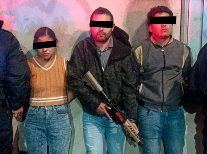 Caen tres integrantes de presunta banda en Ecatepec: Portaban rifle de asalto y amenazaron a policías