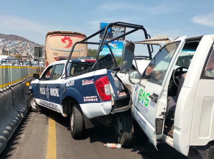 Choque en la México-Pachuca: Pipa de gas impacta patrulla en Ecatepec; dos policías lesionados