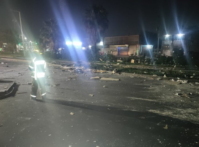 Sin heridos graves: Explosión en avenida del Peñón deja cuatro negocios dañados; suspenden Mexibús