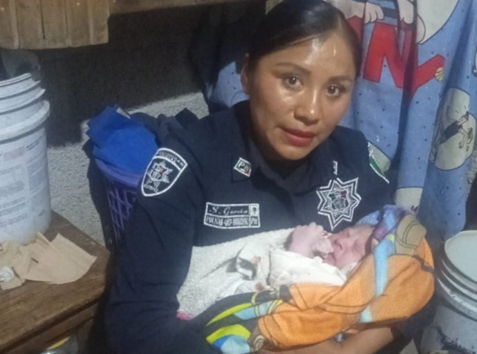 Policías mujeres de Ecatepec asisten en parto urgente; madre y bebé salvan gracias a auxilio oportuno