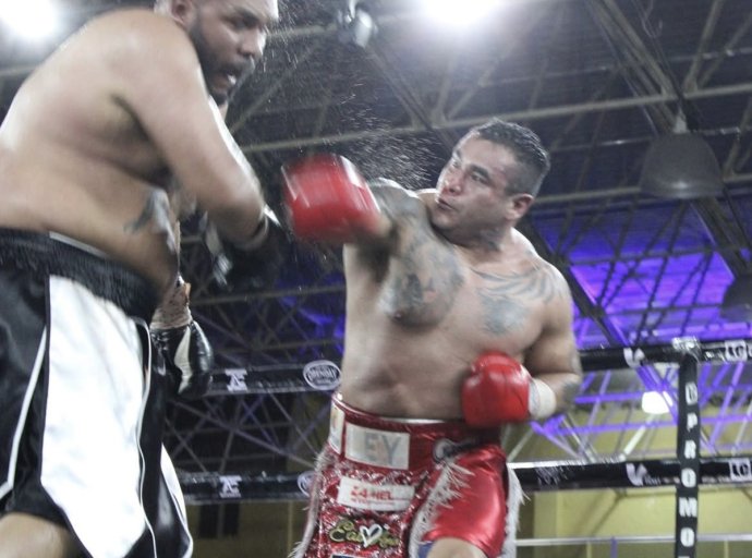 Manuel &quot;Coloso&quot; Cosme corona su leyenda con título nacional peso completo tras épica batalla contra Pascual