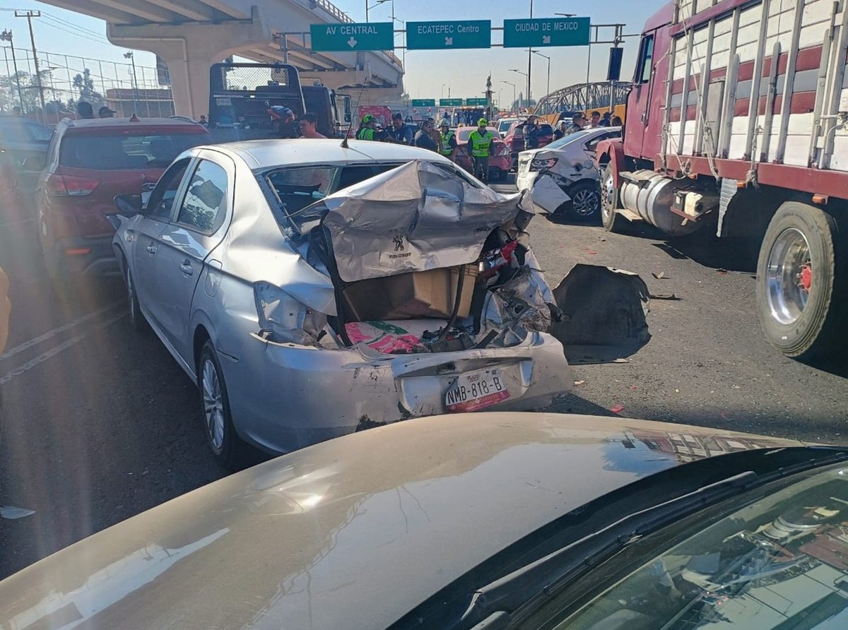 Detienen a conductor de torton tras carambola con 11 vehículos en vía Morelos