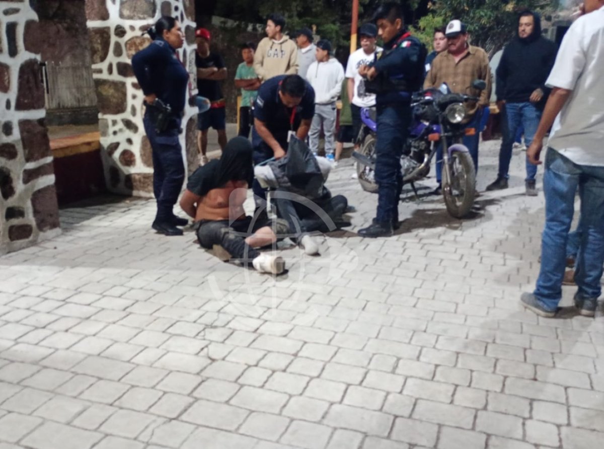 Vecinos detienen a dos presuntos delincuentes en San Marcos Tlaxuhilco, Otumba