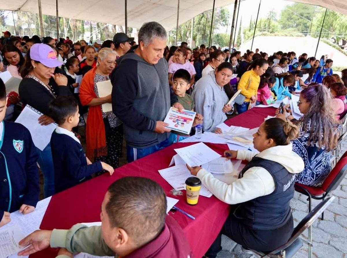 Estudiar es el camino al éxito: Blanca Osorio entrega becas educativas en Acolman
